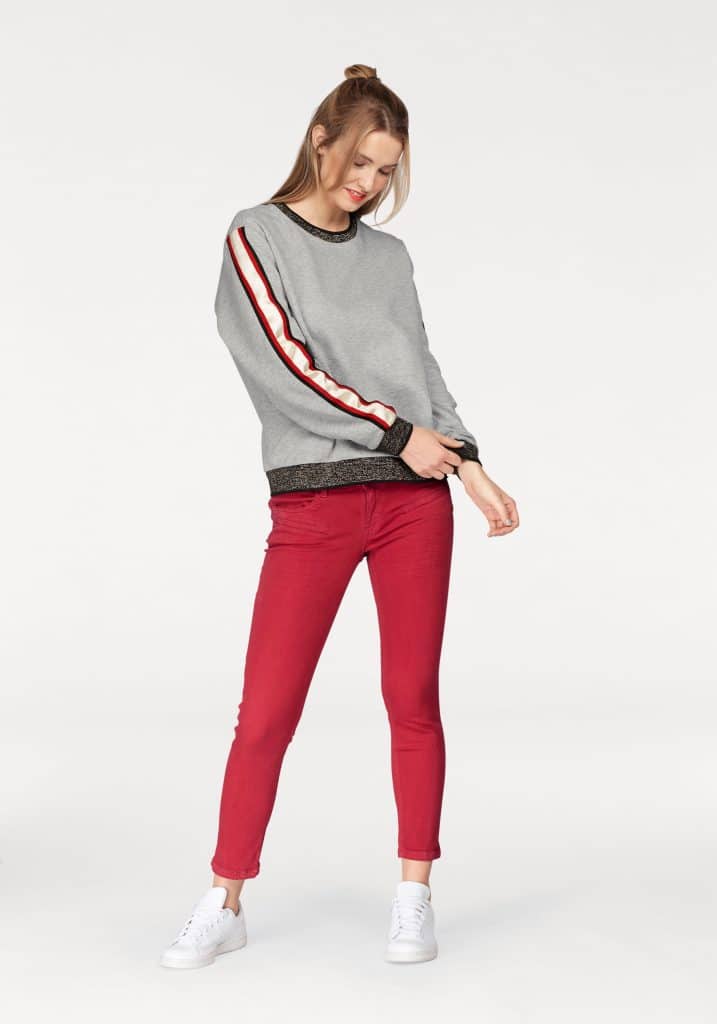 Athleisure grau-rotes Outfit