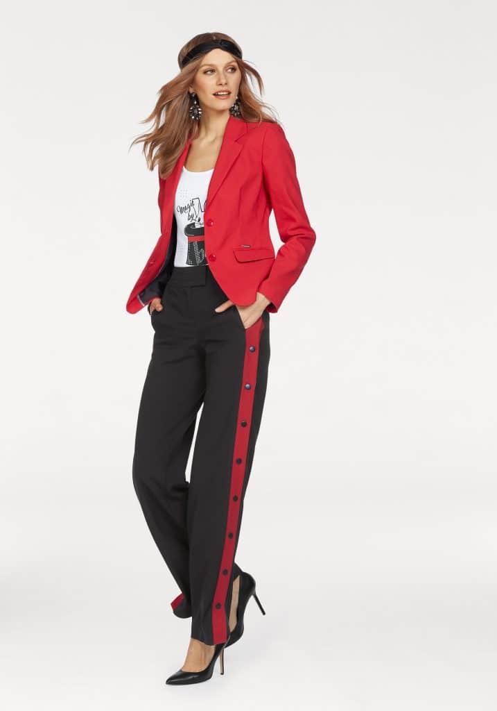 Athleisure Trend schwarz-rotes Outfit